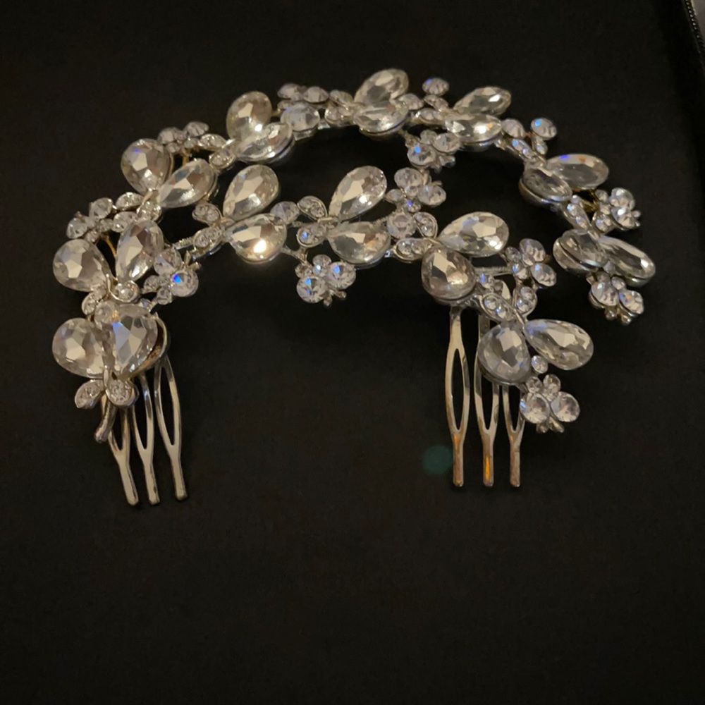 Pave vine hair comb stone